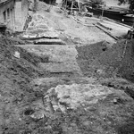 845291 Afbeelding van de bij een opgraving gevonden resten van de stadsmuur bij het bastion Sterrenburg te Utrecht, ...